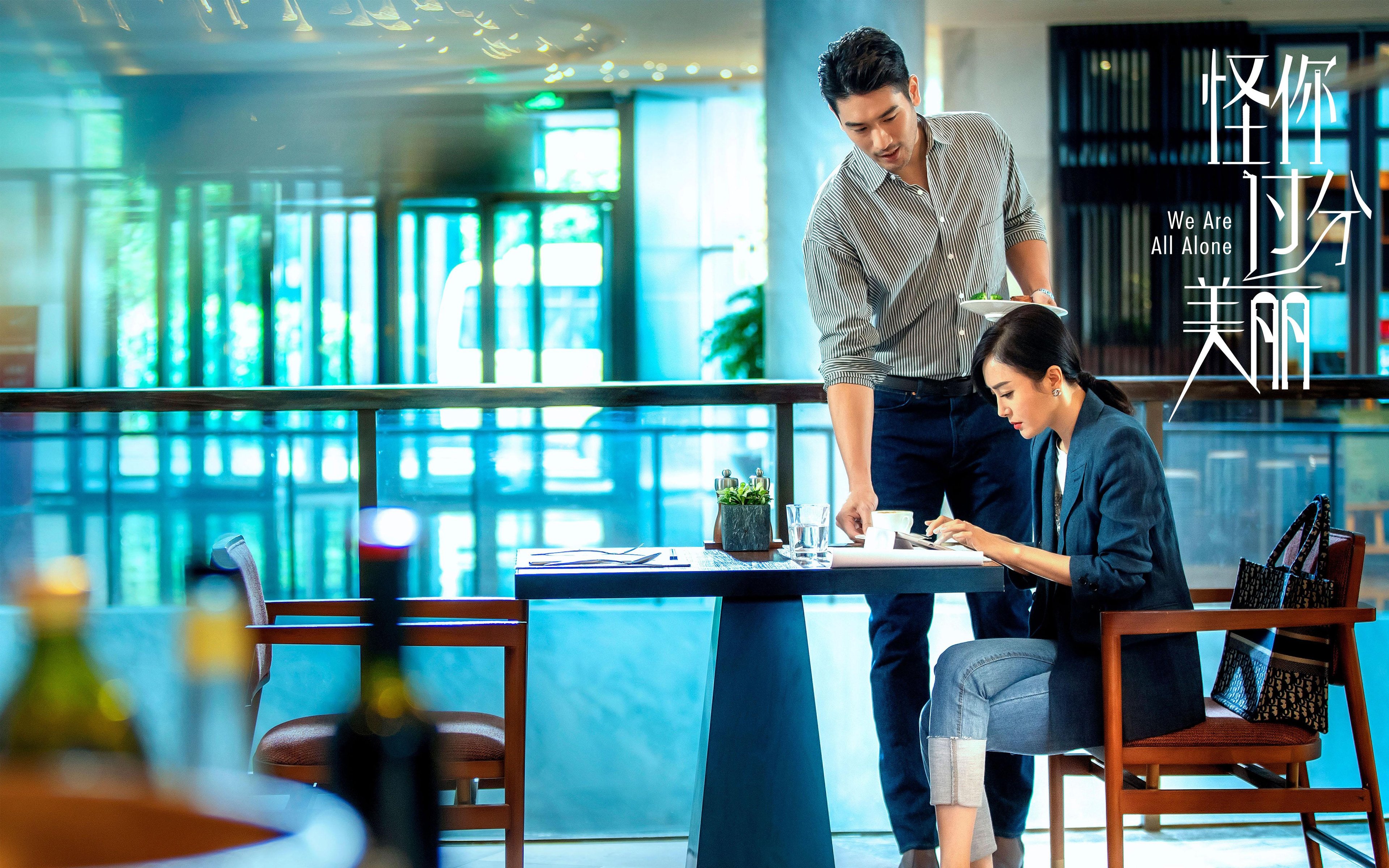 _温暖瞬间:运动员赛后帮助对手站起来_,运动员受伤后继续比赛的精神