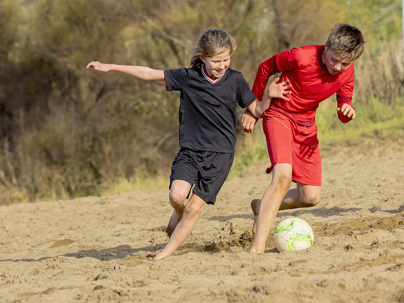 包含"沙滩足球：热浪中的激情碰撞"的词条